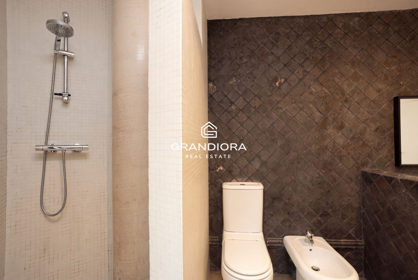 Casa familiar de 430 m² con piscina y jardín de 1.000 m² en Alella Parc - Imagen 43
