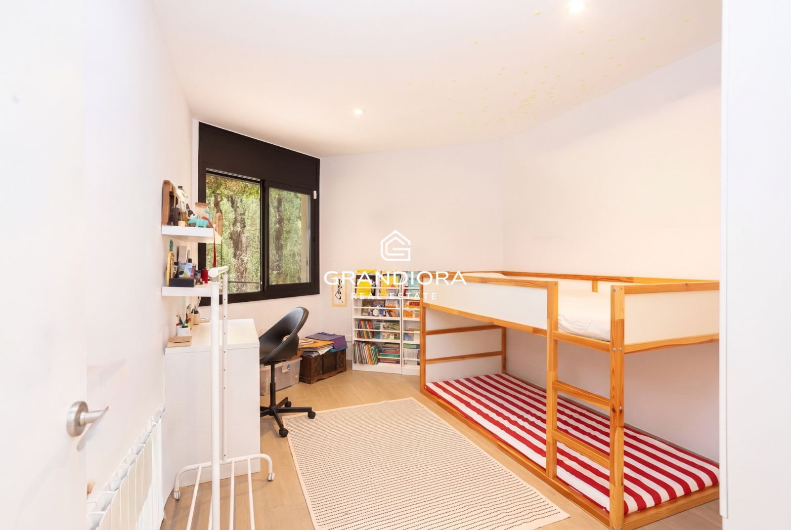 Casa familiar de 430 m² con piscina y jardín de 1.000 m² en Alella Parc - Imagen 47