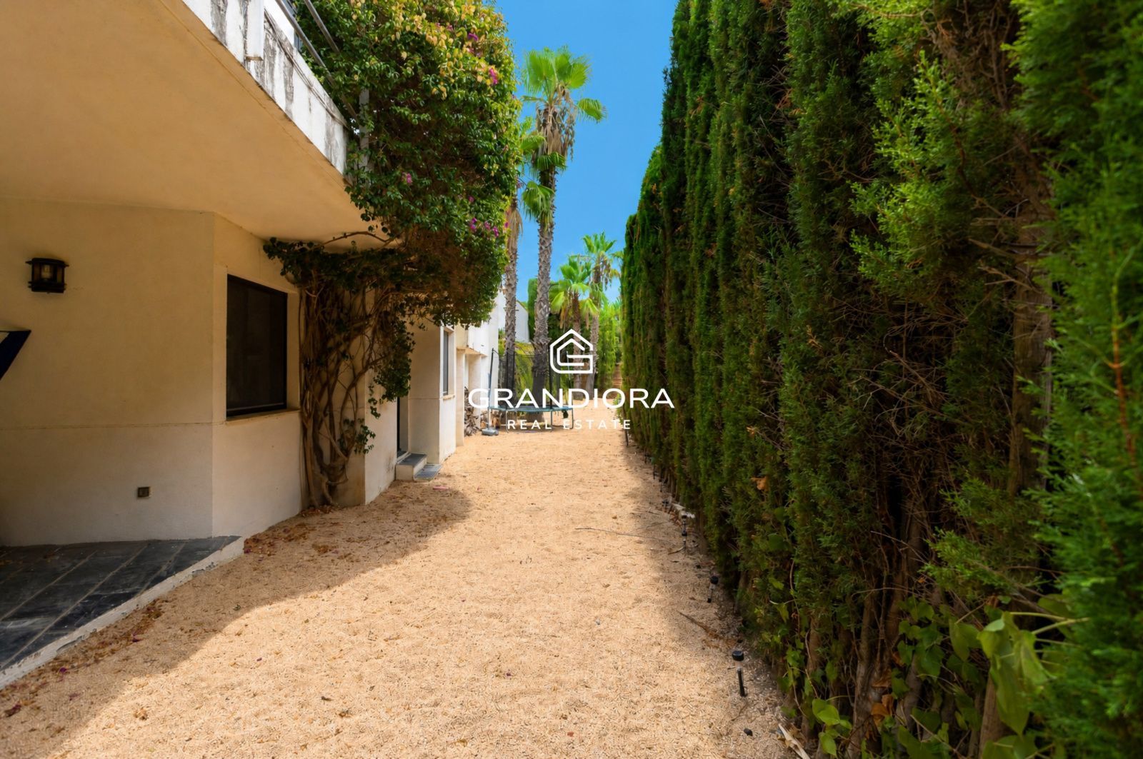 Casa familiar de 430 m² con piscina y jardín de 1.000 m² en Alella Parc - Imagen 54