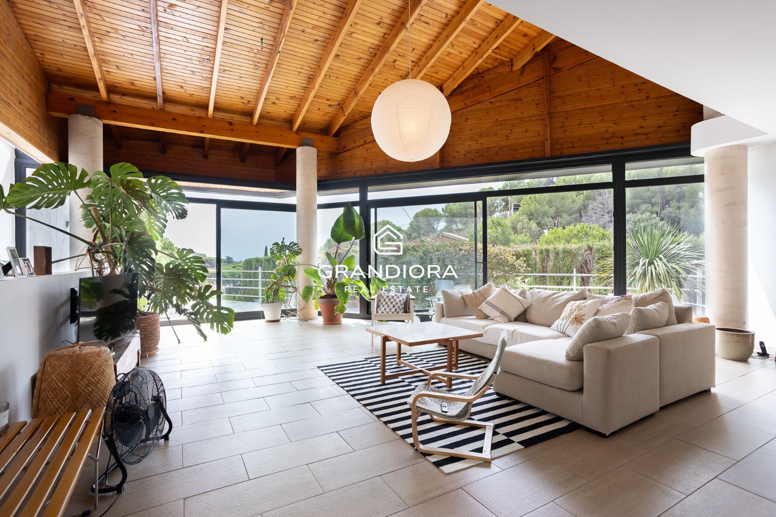 Casa familiar de 430 m² con piscina y jardín de 1.000 m² en Alella Parc - Imagen 1