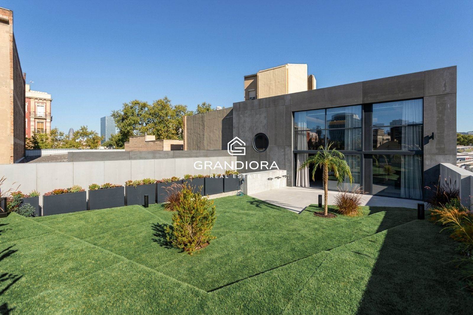 Loft de diseño de 185 m² con terraza ajardinada de 157 m² en Poblenou - Imagen 2