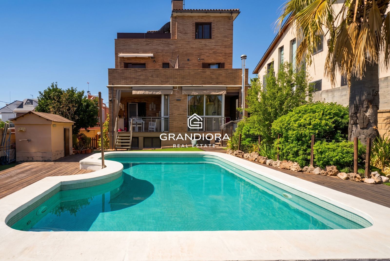 Casa independiente con piscina en Viladecans