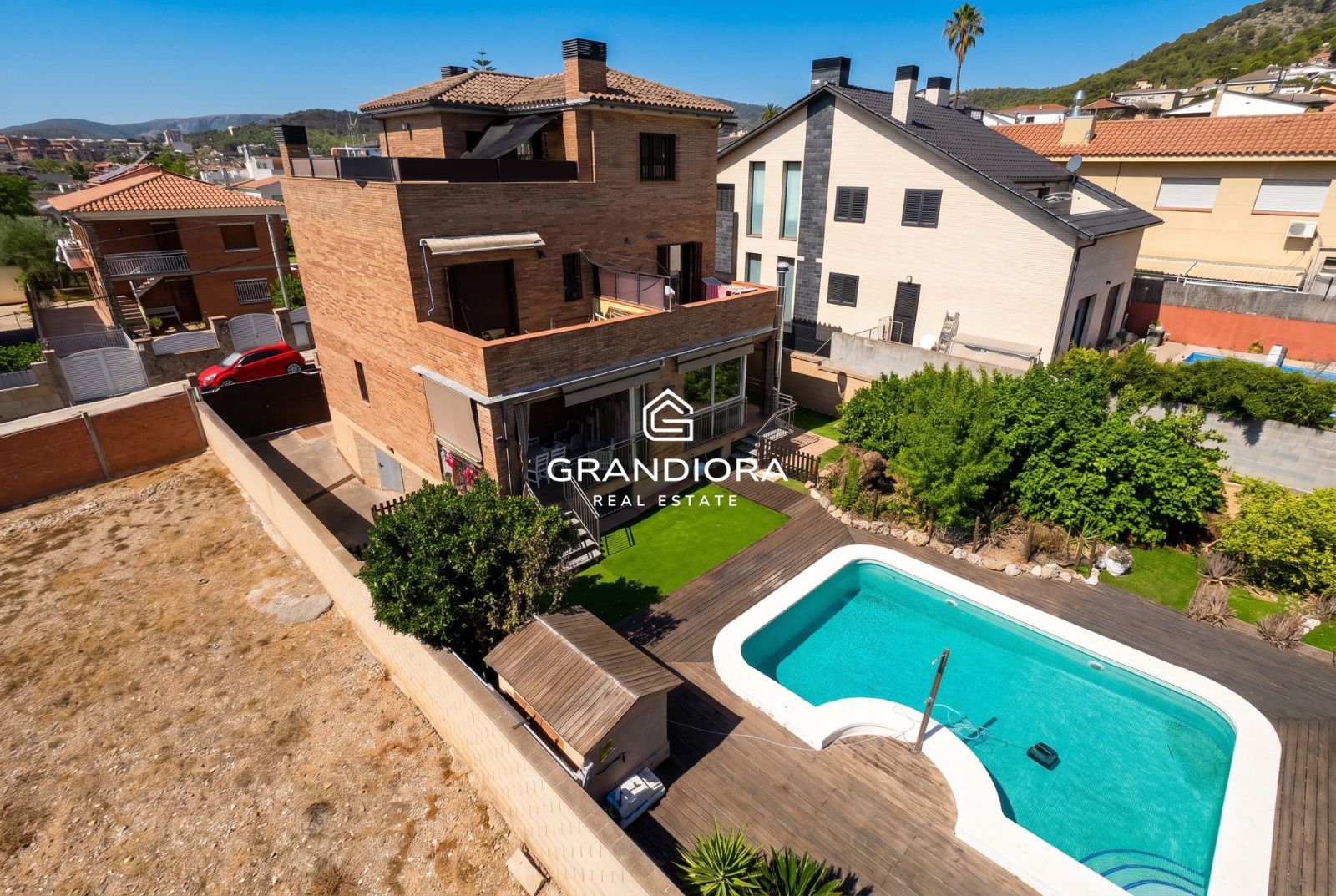Casa independiente con piscina en Viladecans - Imagen 2