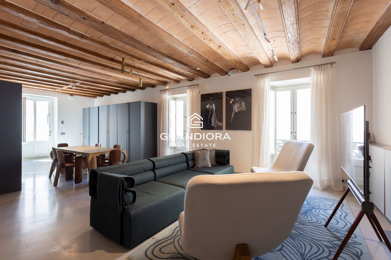 Dúplex de 190 m² con terraza de 35 m² en el Palau Moxó, Barrio Gótico