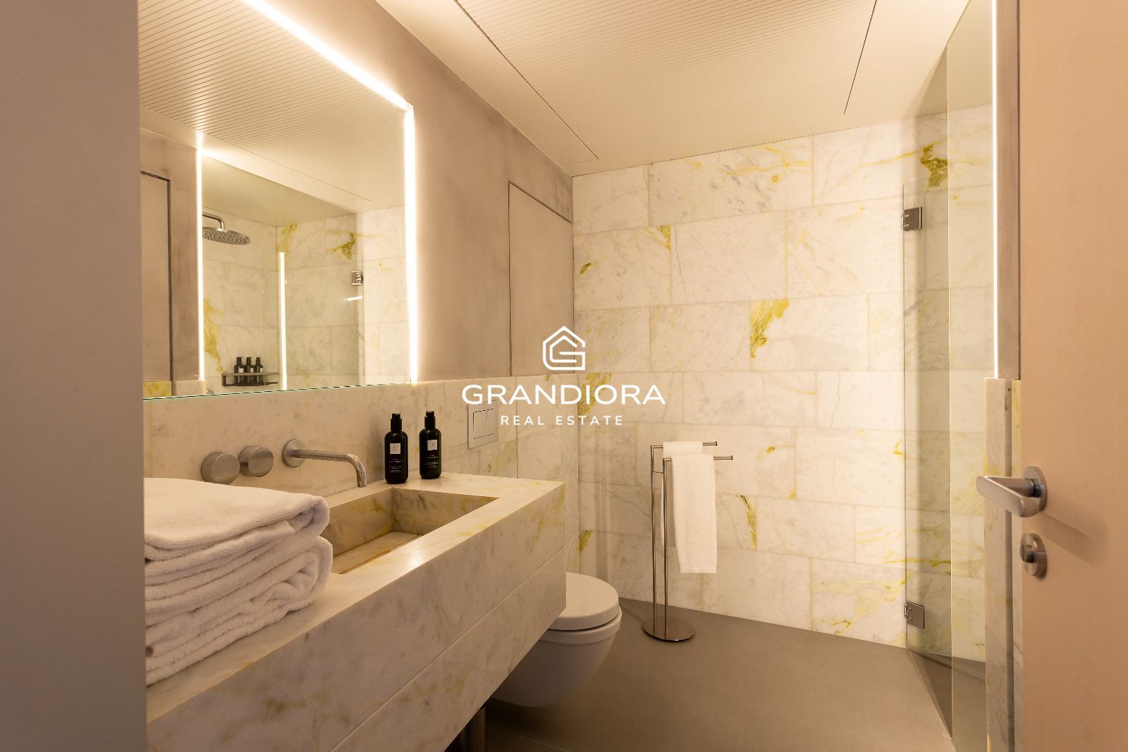Dúplex tipo loft de 140 m² con patio privado en el Palau Moxó, Barrio Gótico - Imagen 14