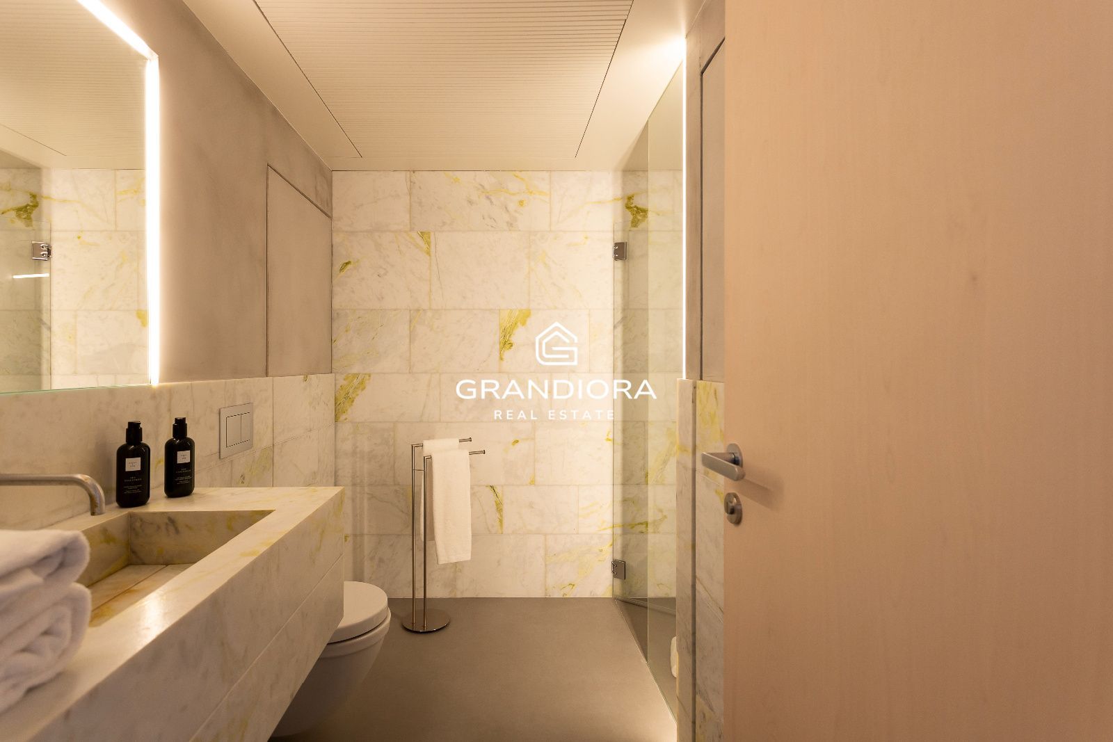 Dúplex tipo loft de 140 m² con patio privado en el Palau Moxó, Barrio Gótico - Imagen 15