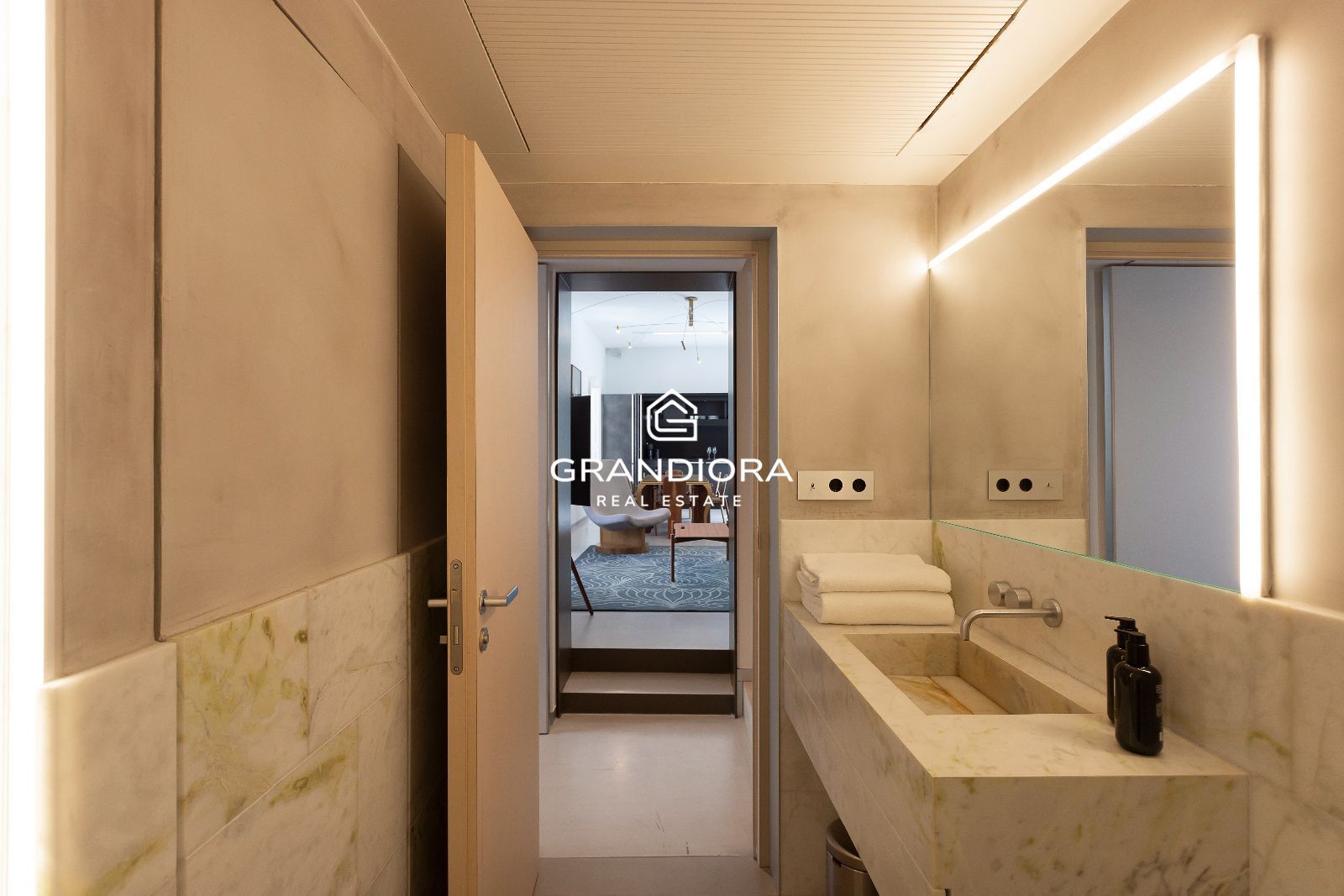 Dúplex tipo loft de 140 m² con patio privado en el Palau Moxó, Barrio Gótico - Imagen 17