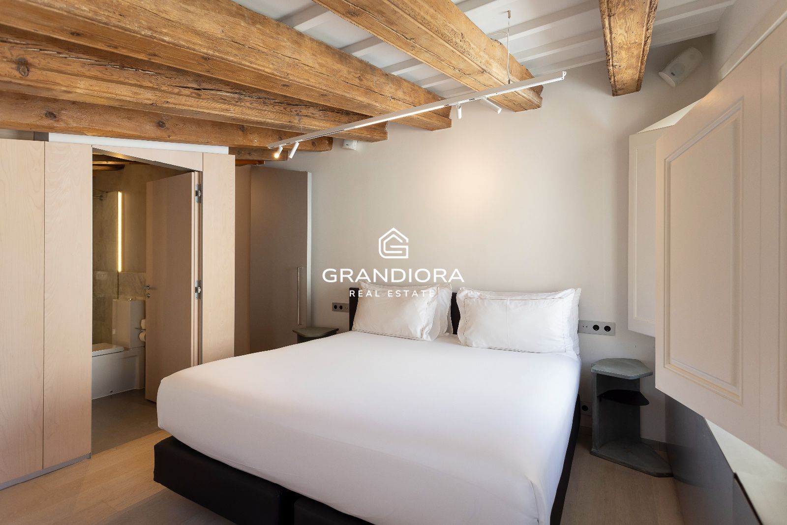 Dúplex tipo loft de 140 m² con patio privado en el Palau Moxó, Barrio Gótico - Imagen 31