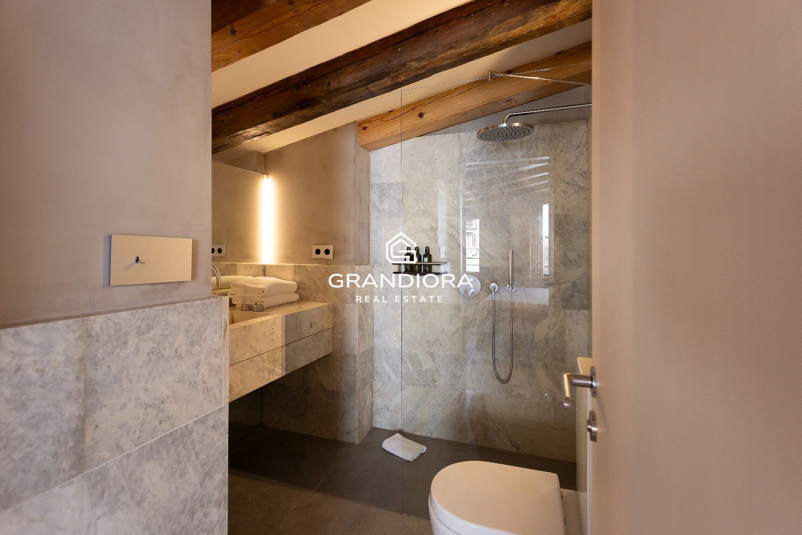 Dúplex tipo loft de 140 m² con patio privado en el Palau Moxó, Barrio Gótico - Imagen 33