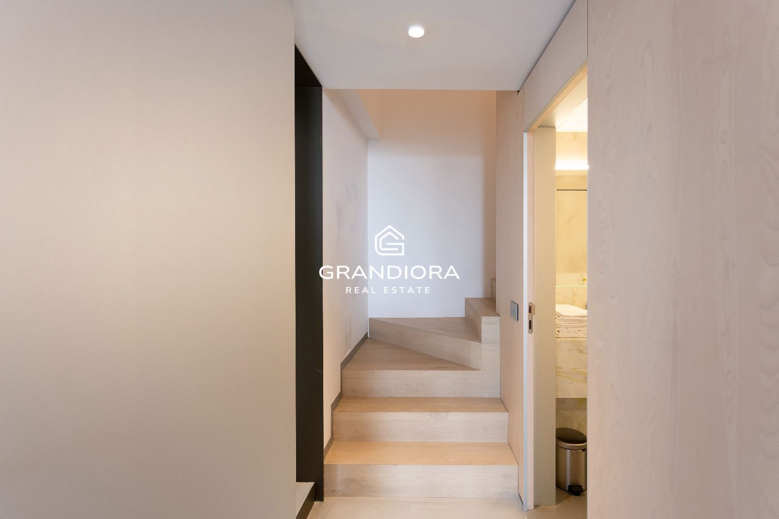 Dúplex tipo loft de 140 m² con patio privado en el Palau Moxó, Barrio Gótico - Imagen 27