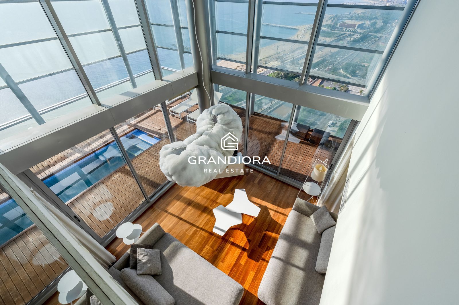 Ático dúplex exclusivo en primera línea de mar en Barcelona con terraza, piscina privada y vistas panorámicas - Imagen 2