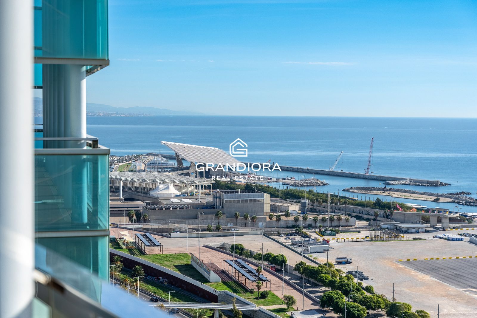 Ático dúplex exclusivo en primera línea de mar en Barcelona con terraza, piscina privada y vistas panorámicas - Imagen 3