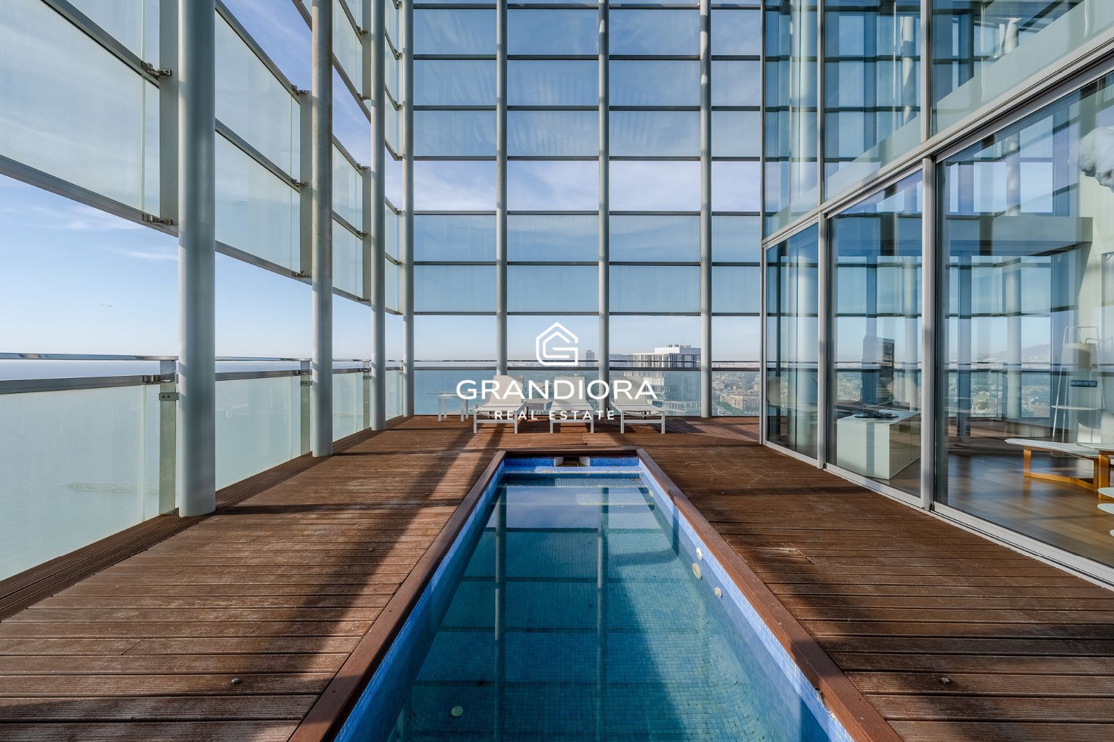 Ático dúplex exclusivo en primera línea de mar en Barcelona con terraza, piscina privada y vistas panorámicas - Imagen 4