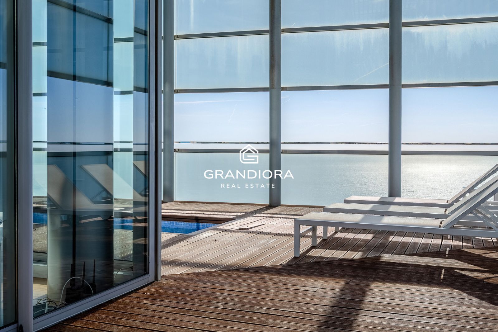 Ático dúplex exclusivo en primera línea de mar en Barcelona con terraza, piscina privada y vistas panorámicas - Imagen 5