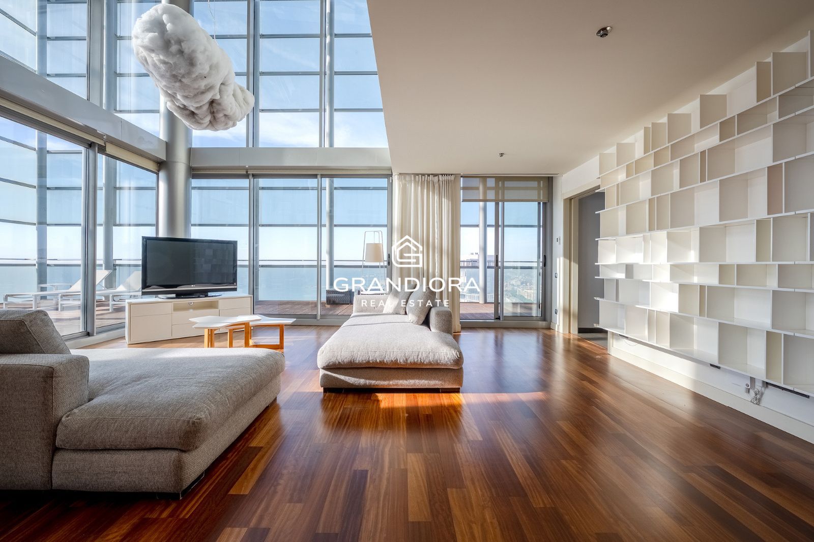 Ático dúplex exclusivo en primera línea de mar en Barcelona con terraza, piscina privada y vistas panorámicas - Imagen 7
