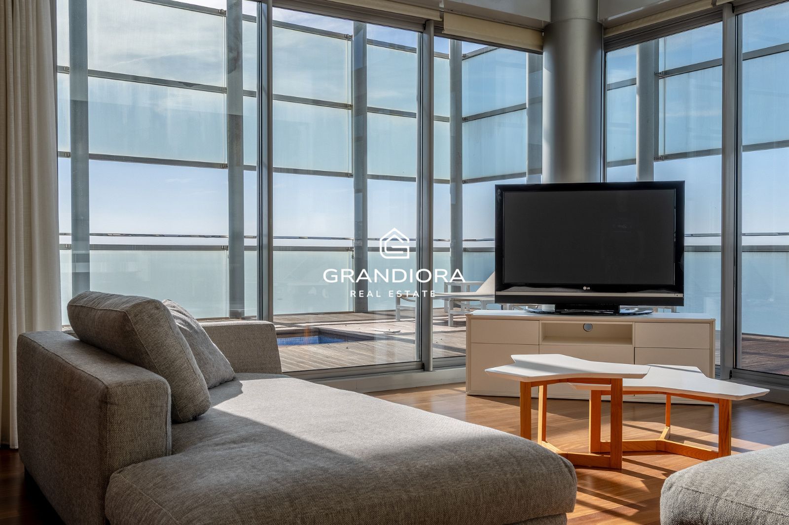 Ático dúplex exclusivo en primera línea de mar en Barcelona con terraza, piscina privada y vistas panorámicas - Imagen 8