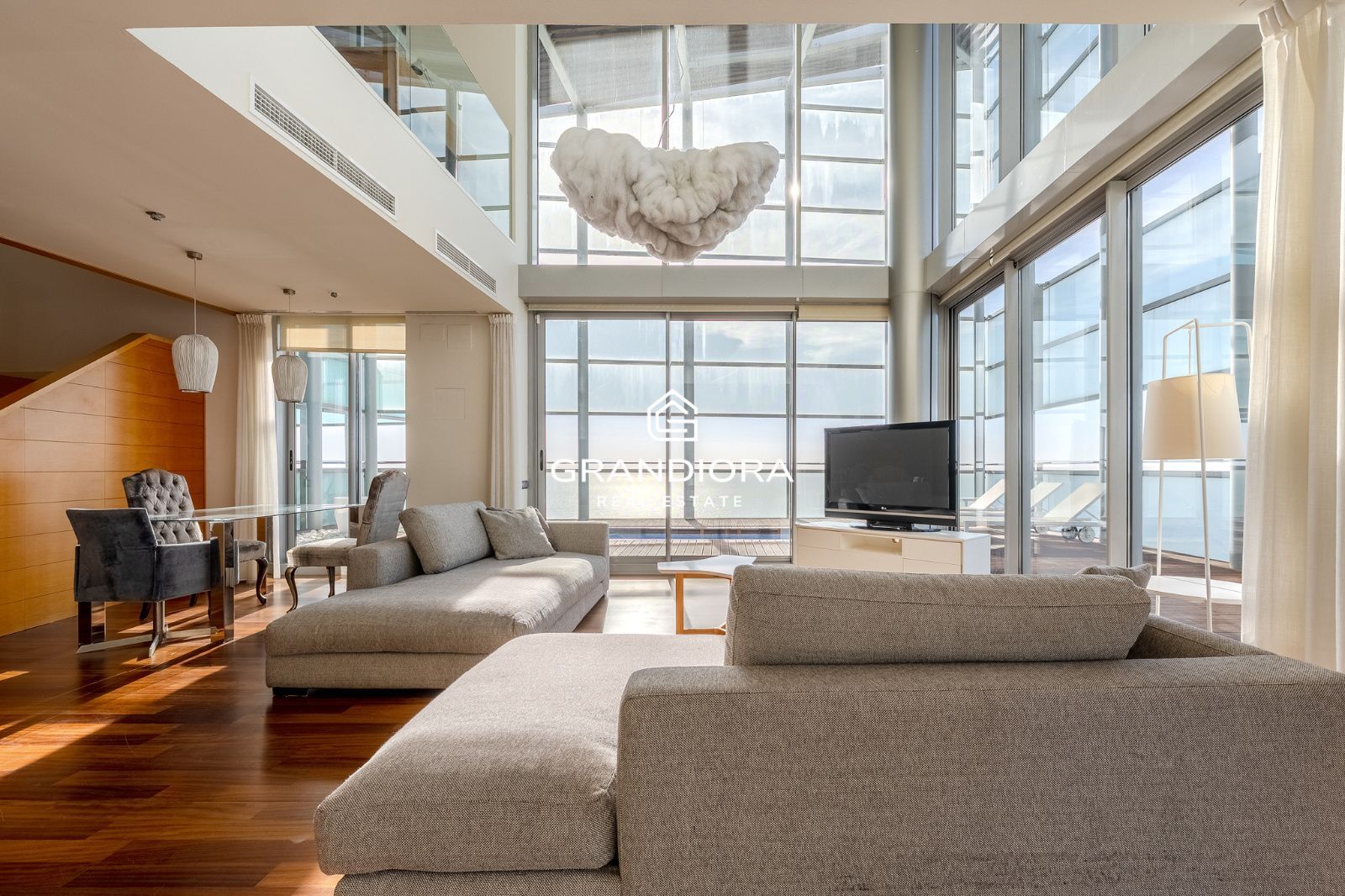 Ático dúplex exclusivo en primera línea de mar en Barcelona con terraza, piscina privada y vistas panorámicas - Imagen 9