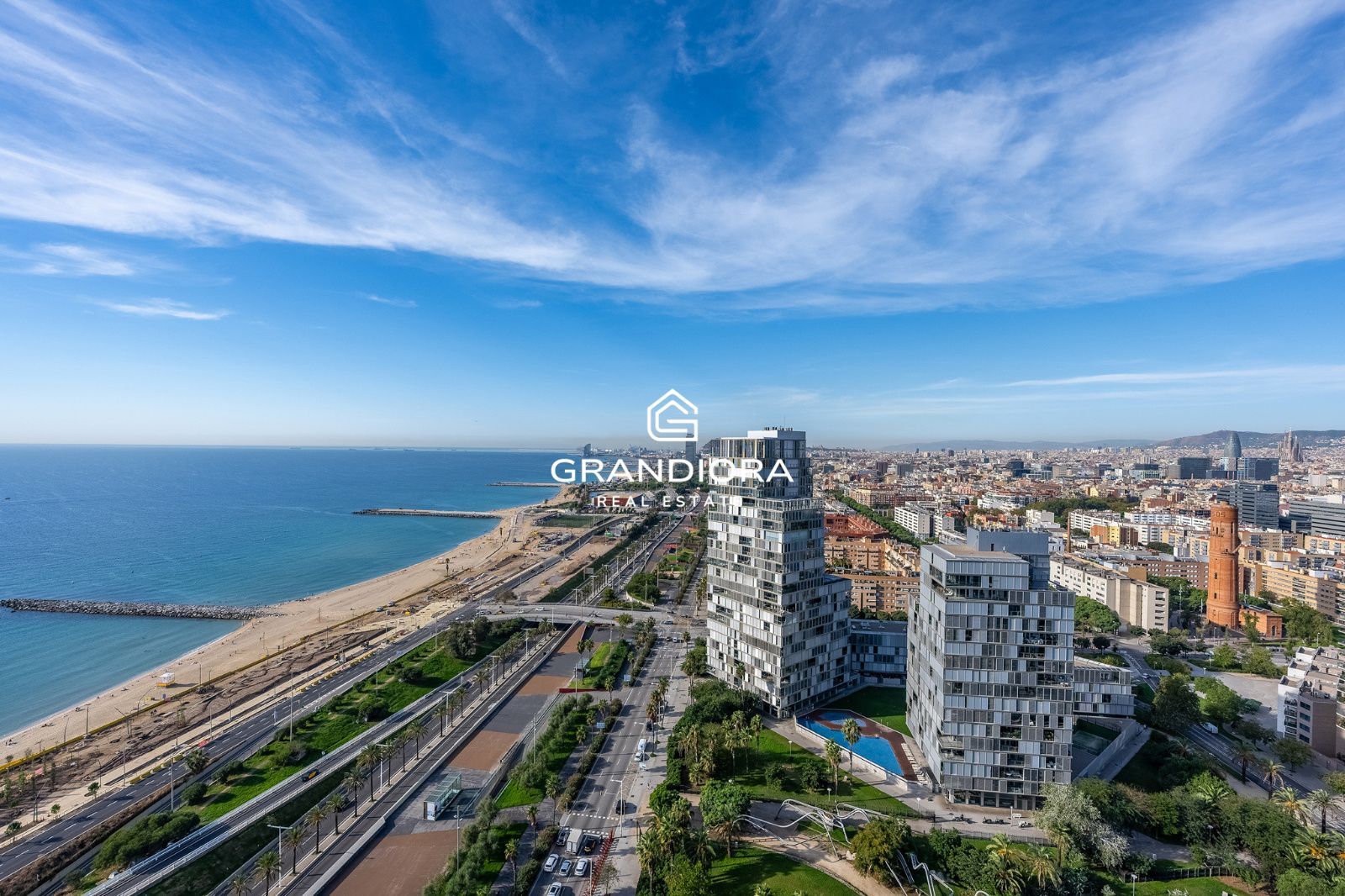 Ático dúplex exclusivo en primera línea de mar en Barcelona con terraza, piscina privada y vistas panorámicas - Imagen 10