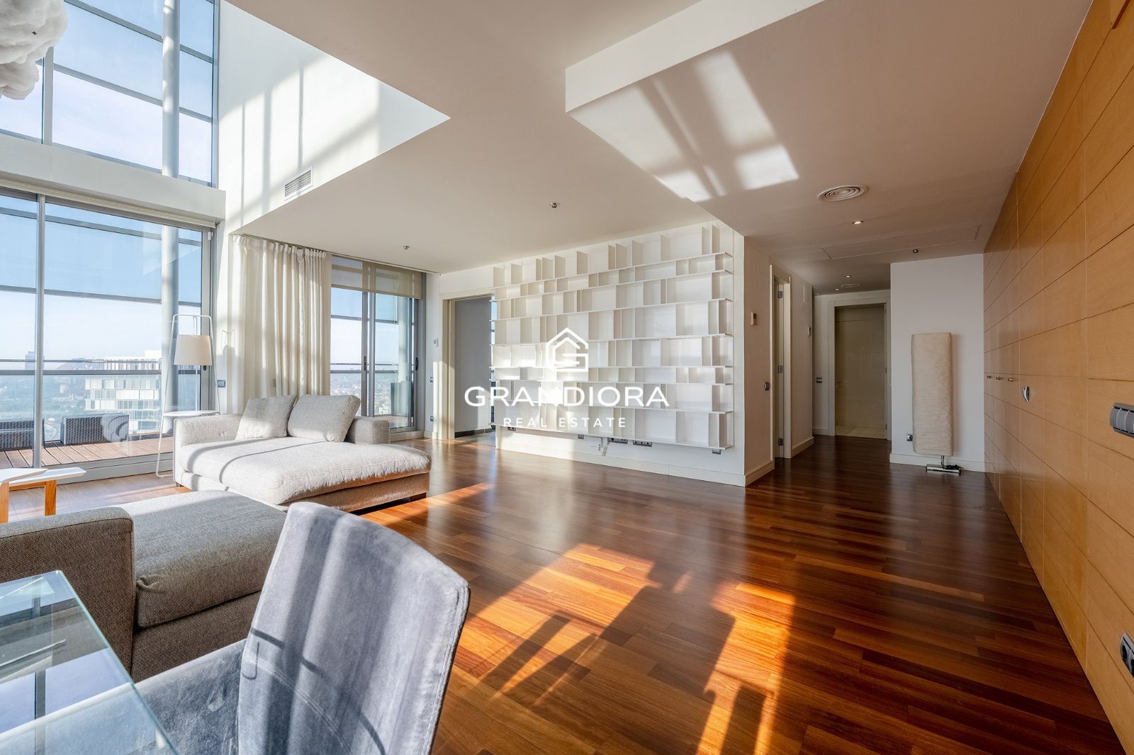 Ático dúplex exclusivo en primera línea de mar en Barcelona con terraza, piscina privada y vistas panorámicas - Imagen 11