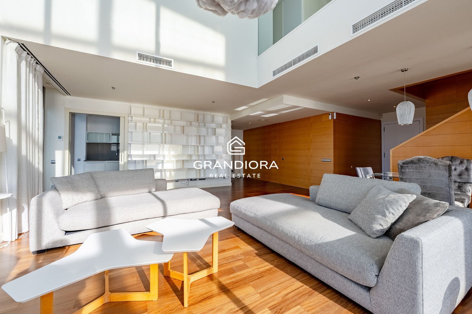 Ático dúplex exclusivo en primera línea de mar en Barcelona con terraza, piscina privada y vistas panorámicas - Imagen 12