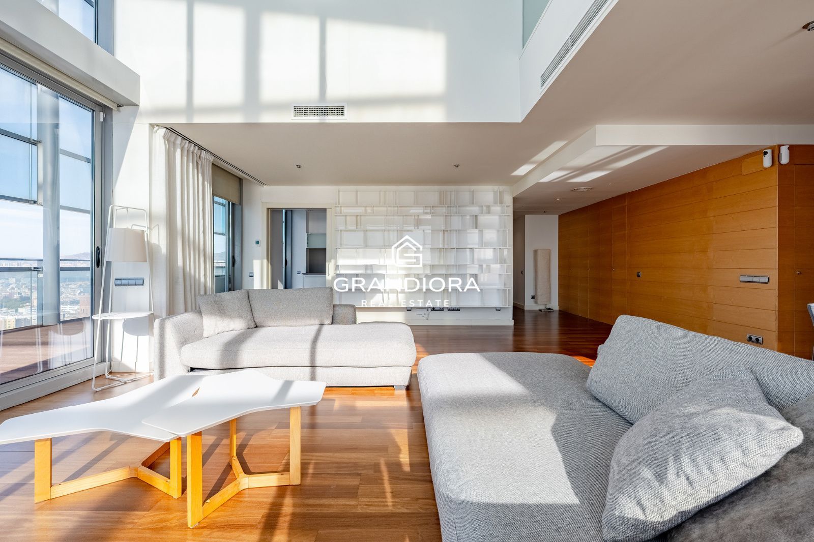 Ático dúplex exclusivo en primera línea de mar en Barcelona con terraza, piscina privada y vistas panorámicas - Imagen 13