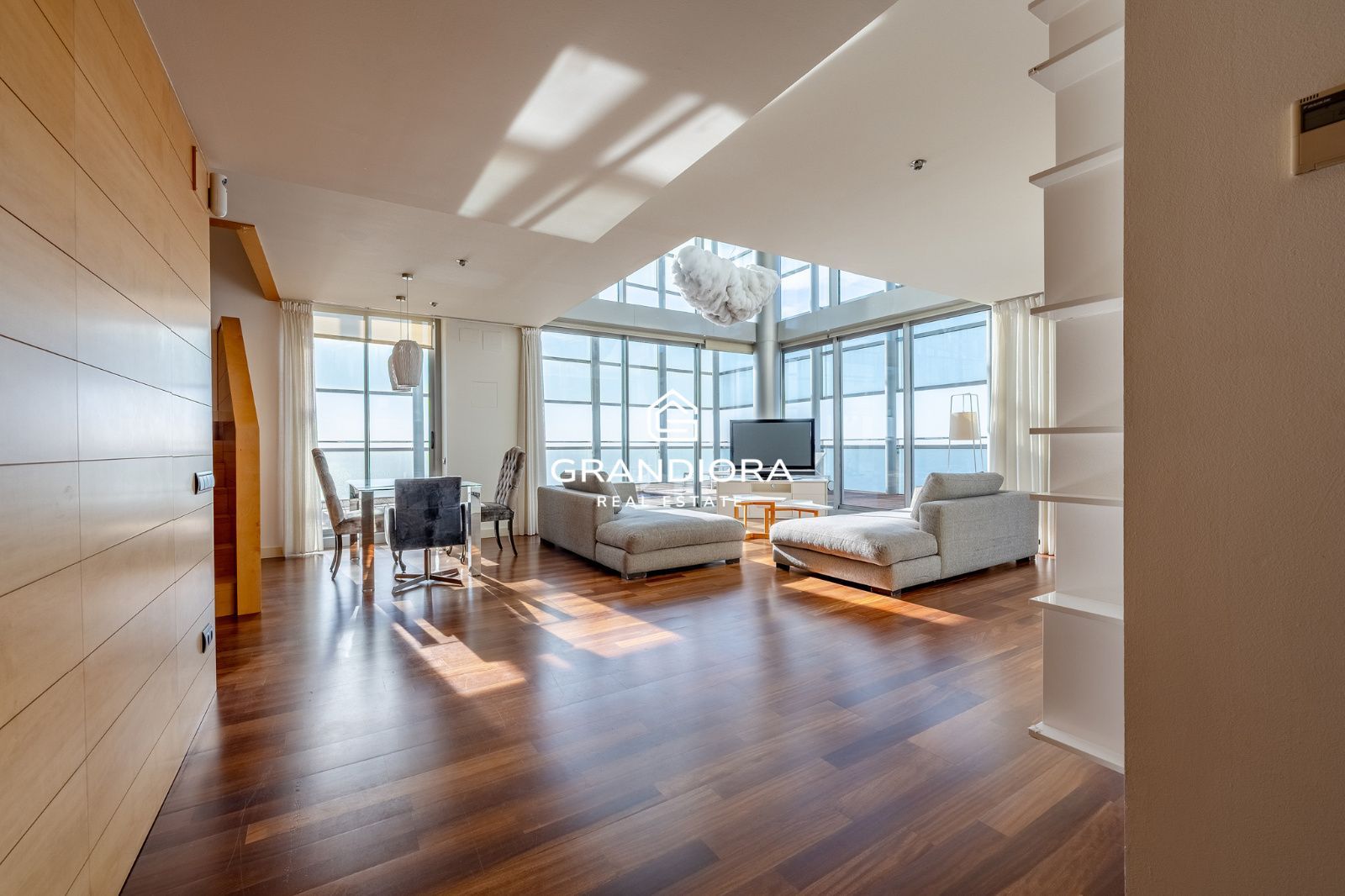 Ático dúplex exclusivo en primera línea de mar en Barcelona con terraza, piscina privada y vistas panorámicas - Imagen 14