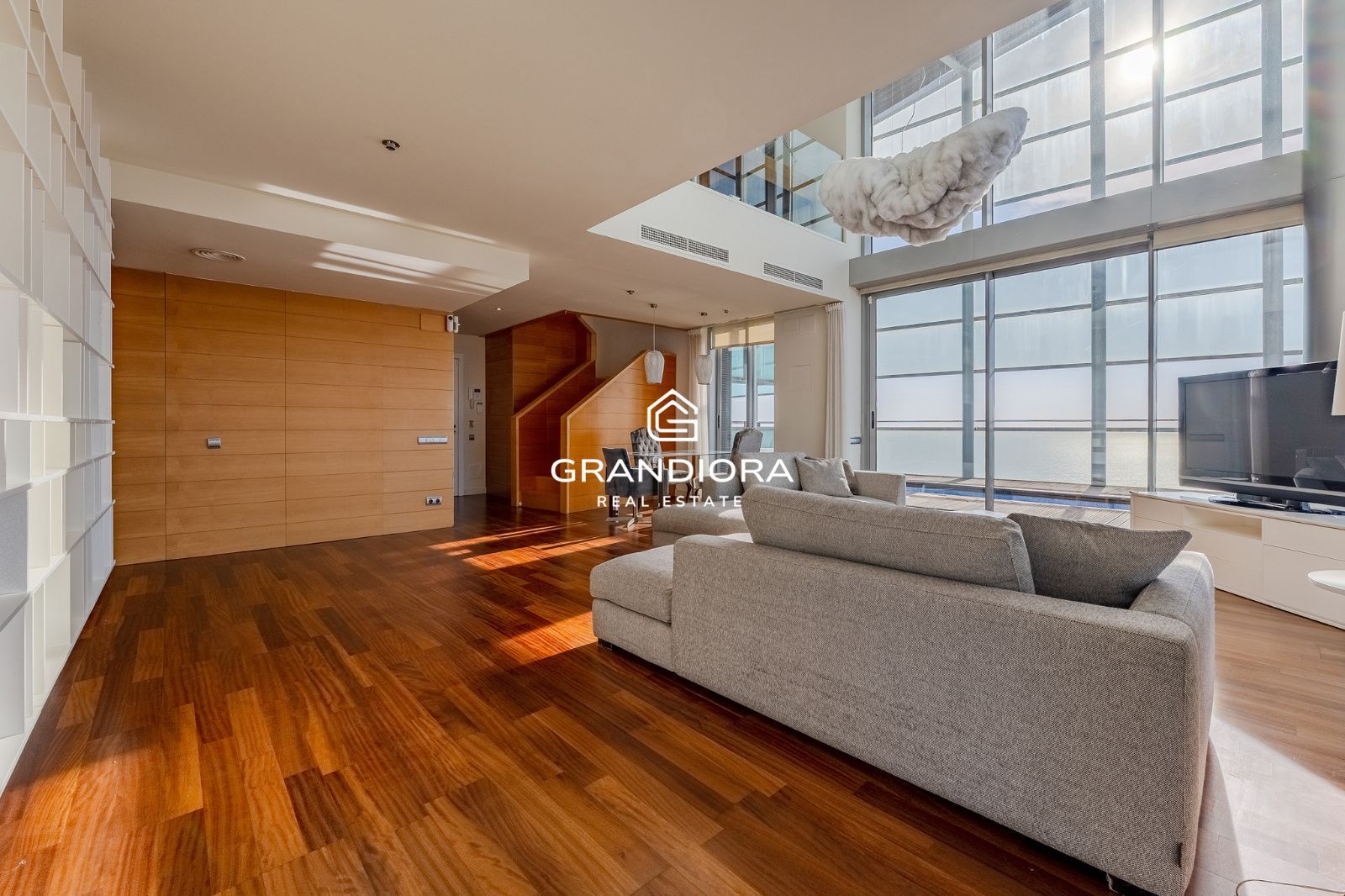 Ático dúplex exclusivo en primera línea de mar en Barcelona con terraza, piscina privada y vistas panorámicas - Imagen 15