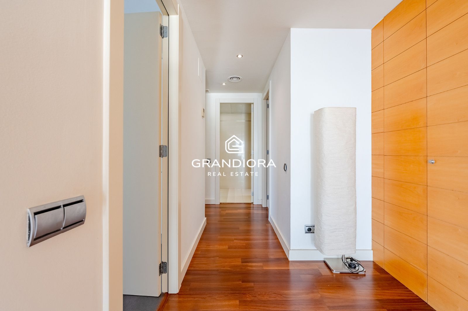 Ático dúplex exclusivo en primera línea de mar en Barcelona con terraza, piscina privada y vistas panorámicas - Imagen 16