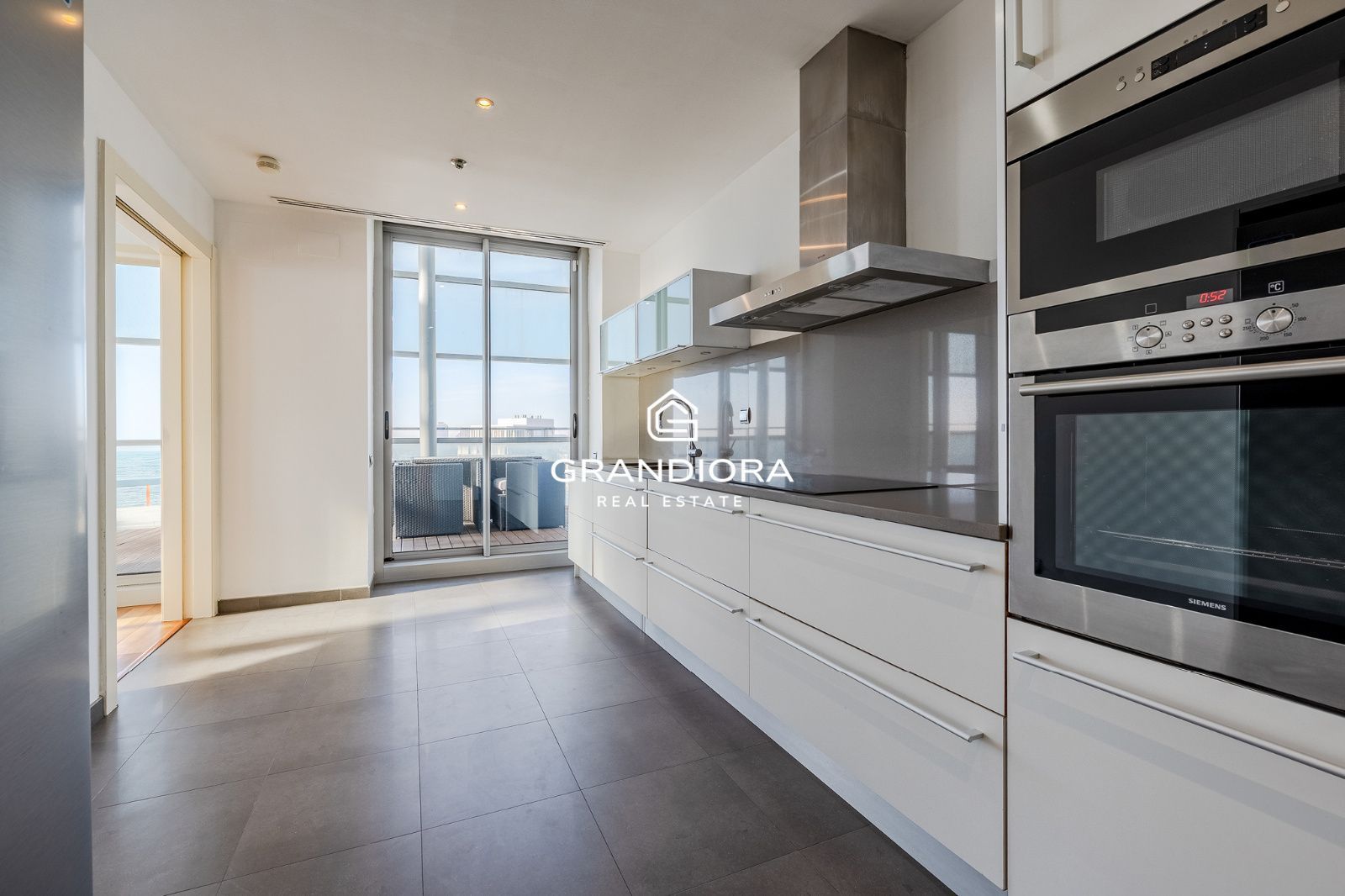Ático dúplex exclusivo en primera línea de mar en Barcelona con terraza, piscina privada y vistas panorámicas - Imagen 17