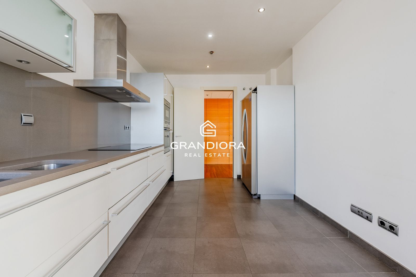Ático dúplex exclusivo en primera línea de mar en Barcelona con terraza, piscina privada y vistas panorámicas - Imagen 18