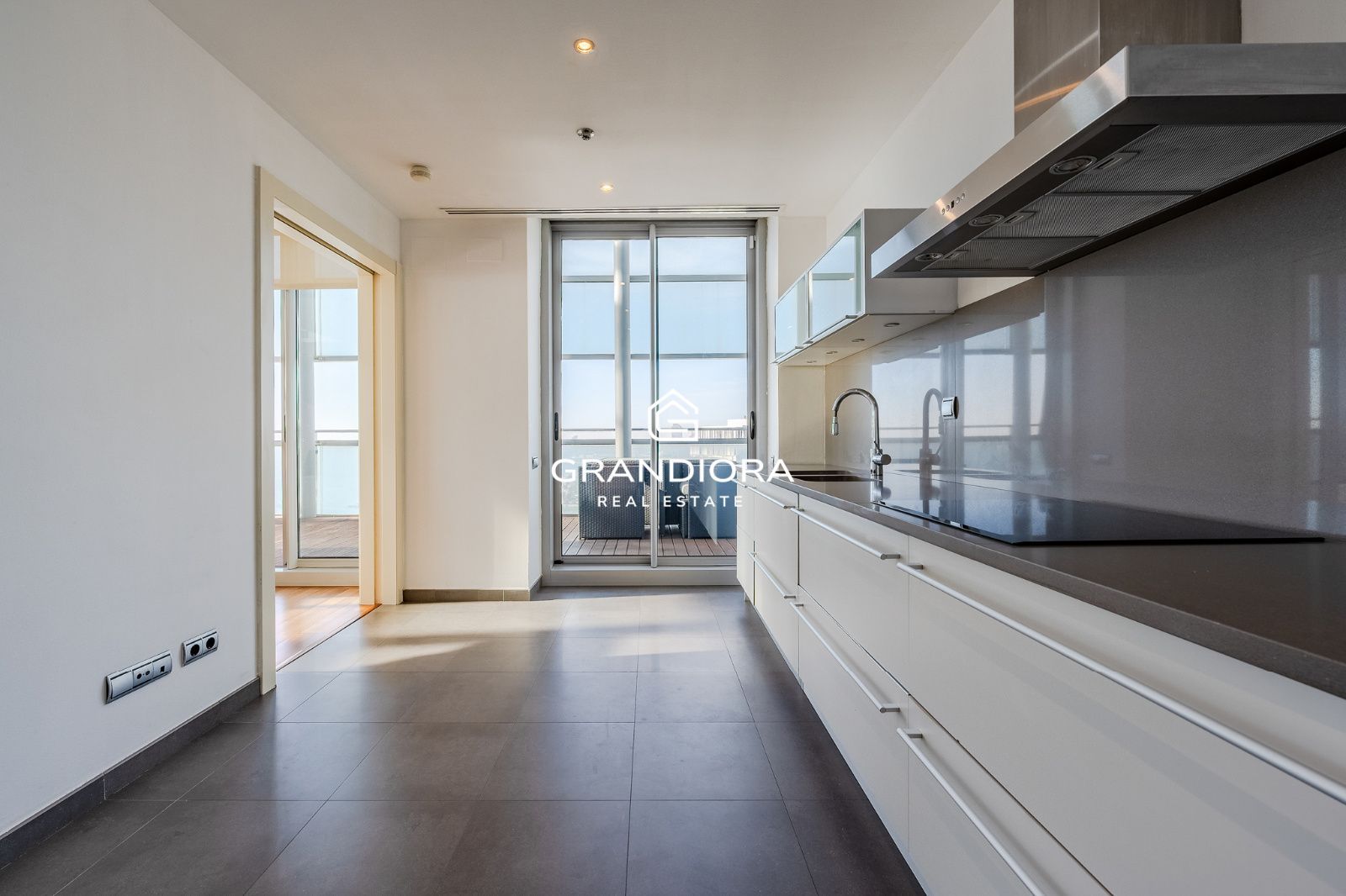 Ático dúplex exclusivo en primera línea de mar en Barcelona con terraza, piscina privada y vistas panorámicas - Imagen 19