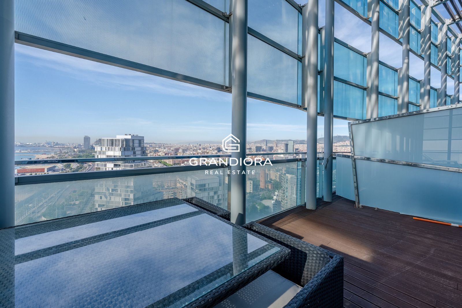 Ático dúplex exclusivo en primera línea de mar en Barcelona con terraza, piscina privada y vistas panorámicas - Imagen 20