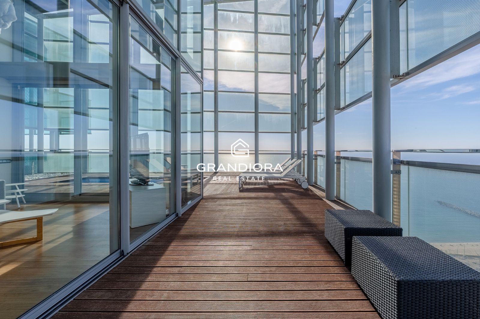 Ático dúplex exclusivo en primera línea de mar en Barcelona con terraza, piscina privada y vistas panorámicas - Imagen 21