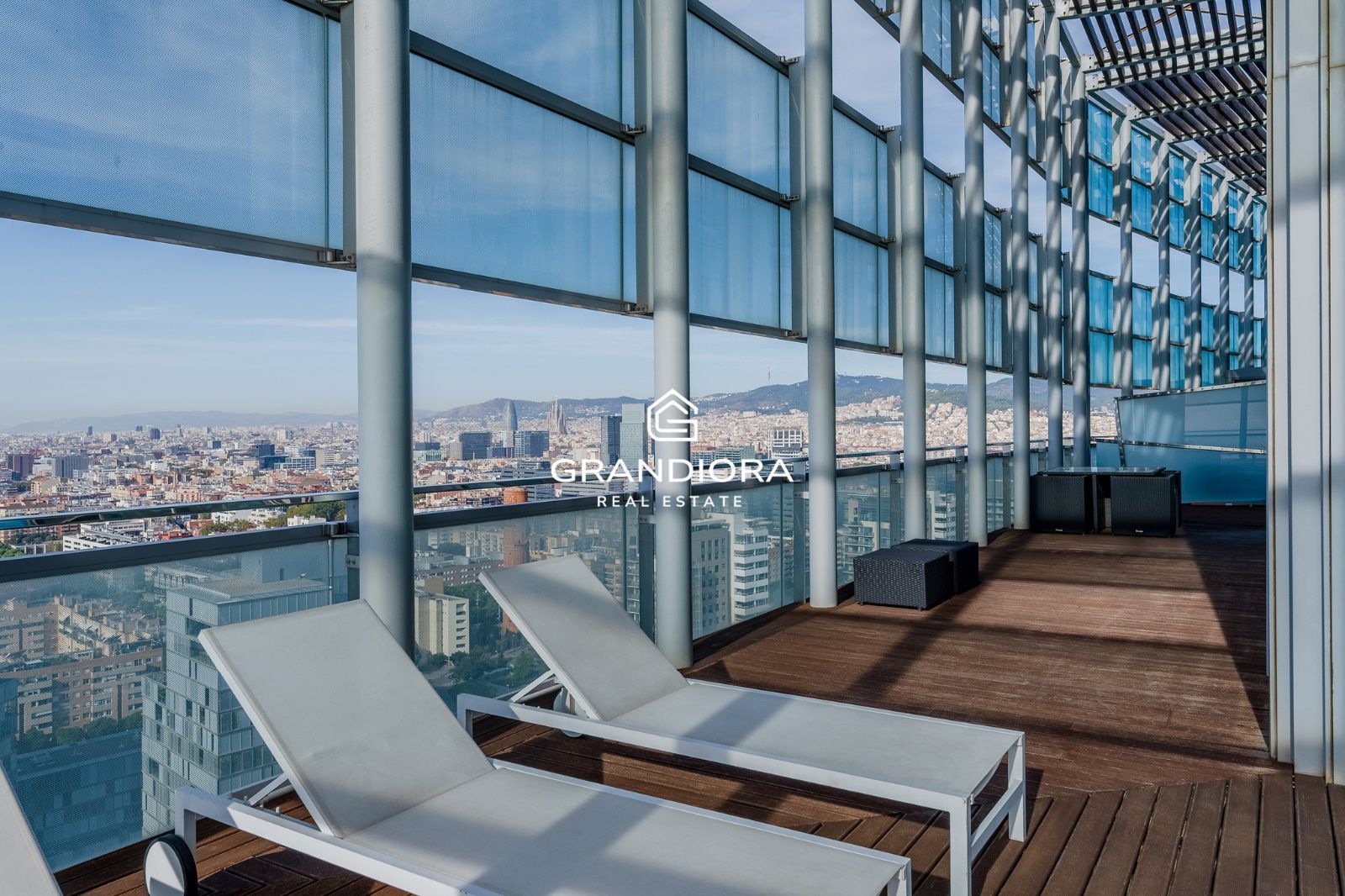 Ático dúplex exclusivo en primera línea de mar en Barcelona con terraza, piscina privada y vistas panorámicas - Imagen 23