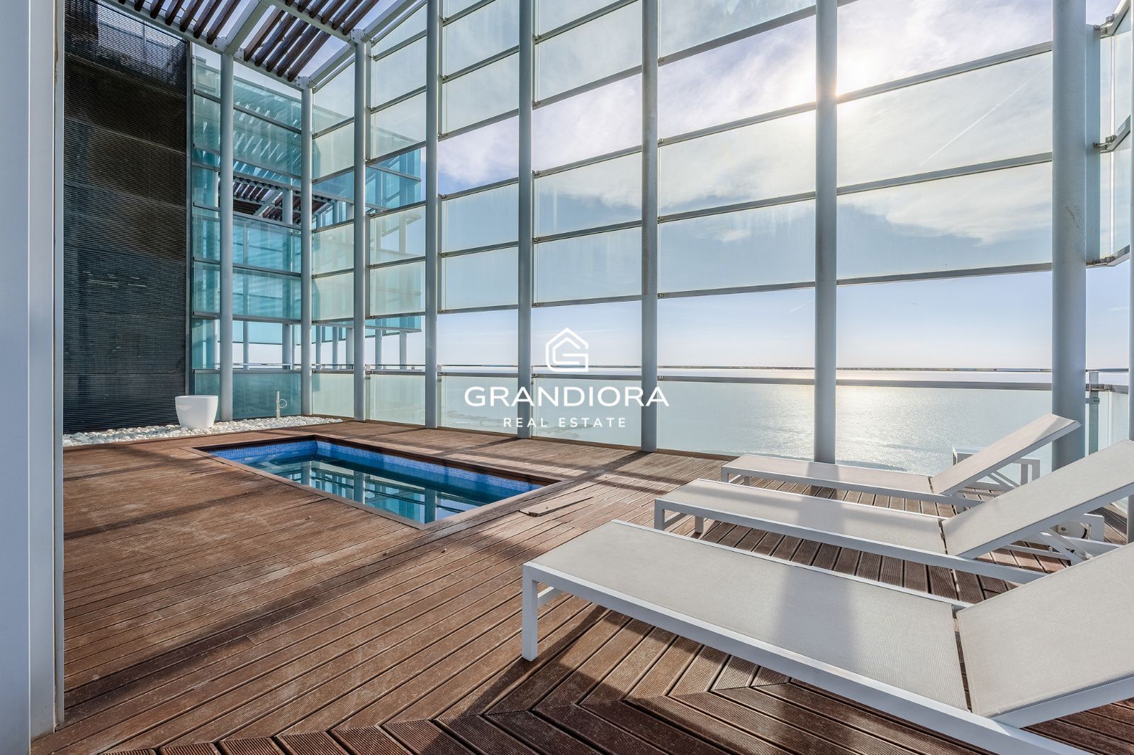 Ático dúplex exclusivo en primera línea de mar en Barcelona con terraza, piscina privada y vistas panorámicas - Imagen 24