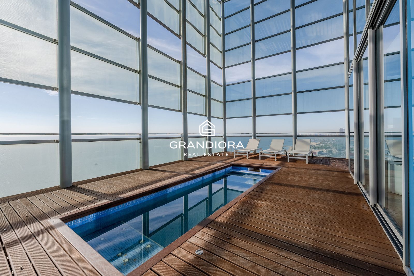Ático dúplex exclusivo en primera línea de mar en Barcelona con terraza, piscina privada y vistas panorámicas - Imagen 25