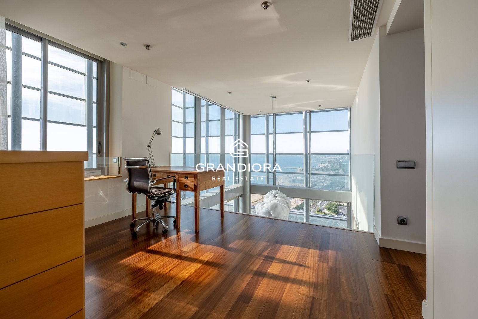 Ático dúplex exclusivo en primera línea de mar en Barcelona con terraza, piscina privada y vistas panorámicas - Imagen 27