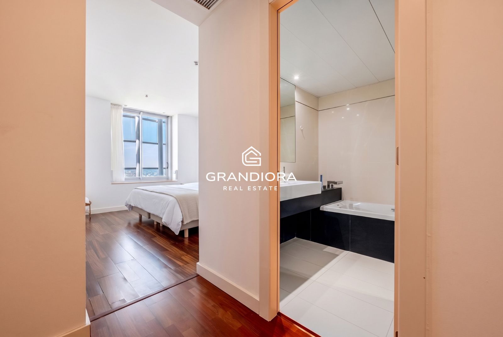 Ático dúplex exclusivo en primera línea de mar en Barcelona con terraza, piscina privada y vistas panorámicas - Imagen 28