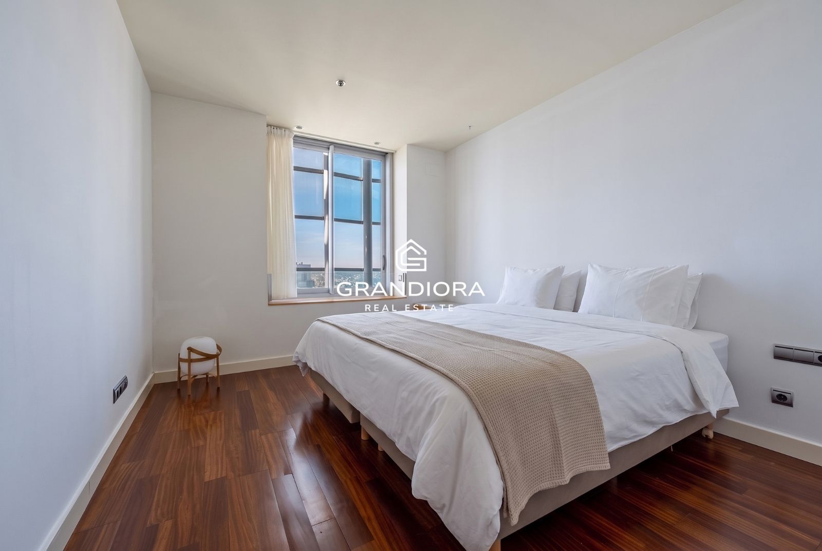 Ático dúplex exclusivo en primera línea de mar en Barcelona con terraza, piscina privada y vistas panorámicas - Imagen 29