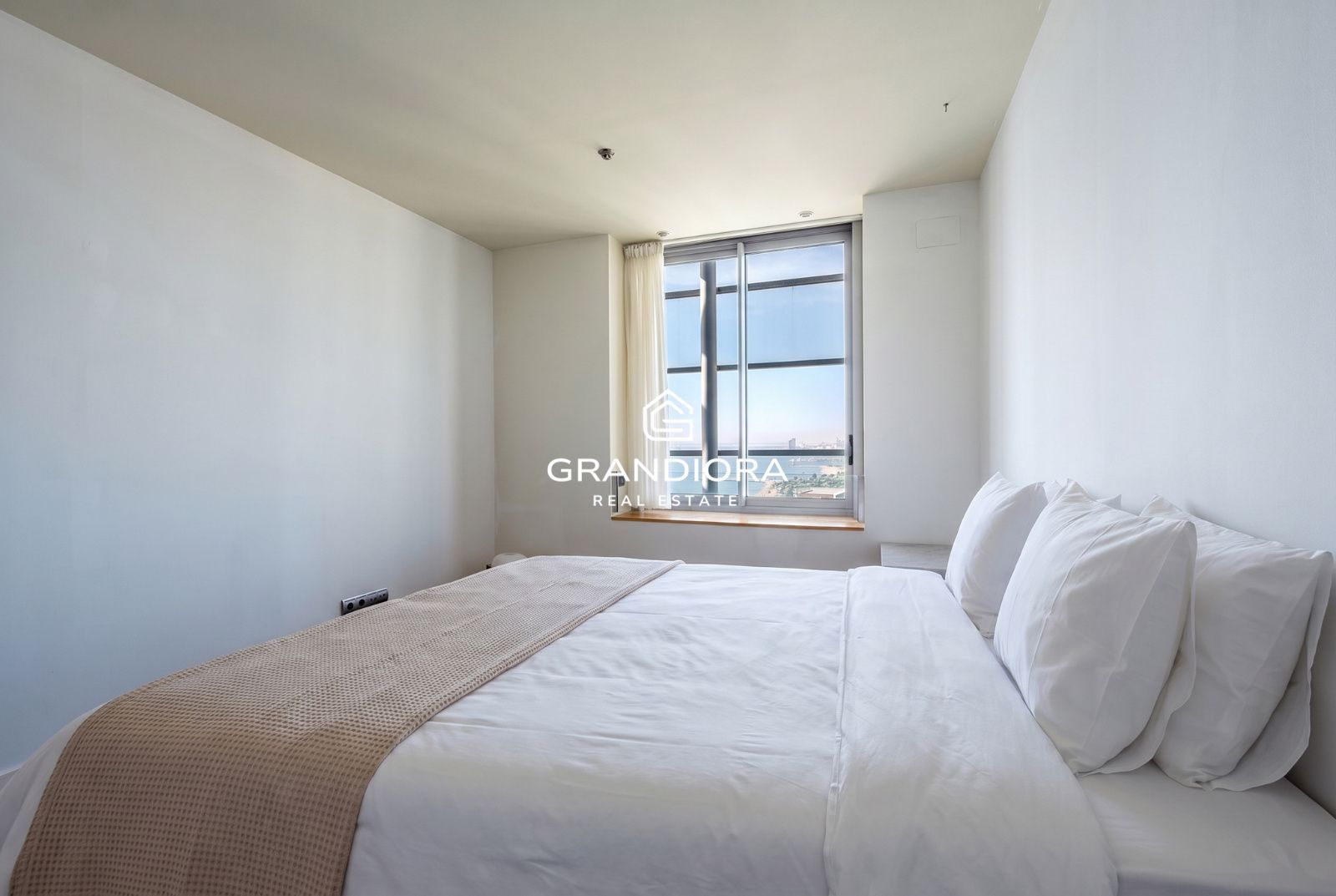 Ático dúplex exclusivo en primera línea de mar en Barcelona con terraza, piscina privada y vistas panorámicas - Imagen 30