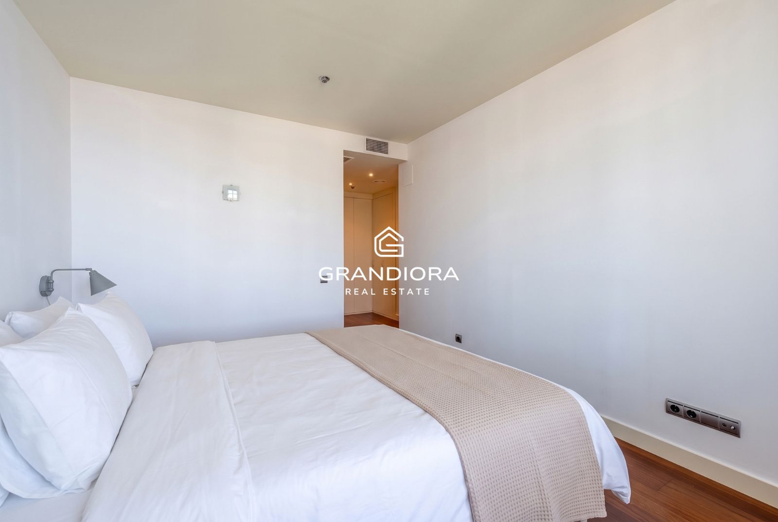 Ático dúplex exclusivo en primera línea de mar en Barcelona con terraza, piscina privada y vistas panorámicas - Imagen 31