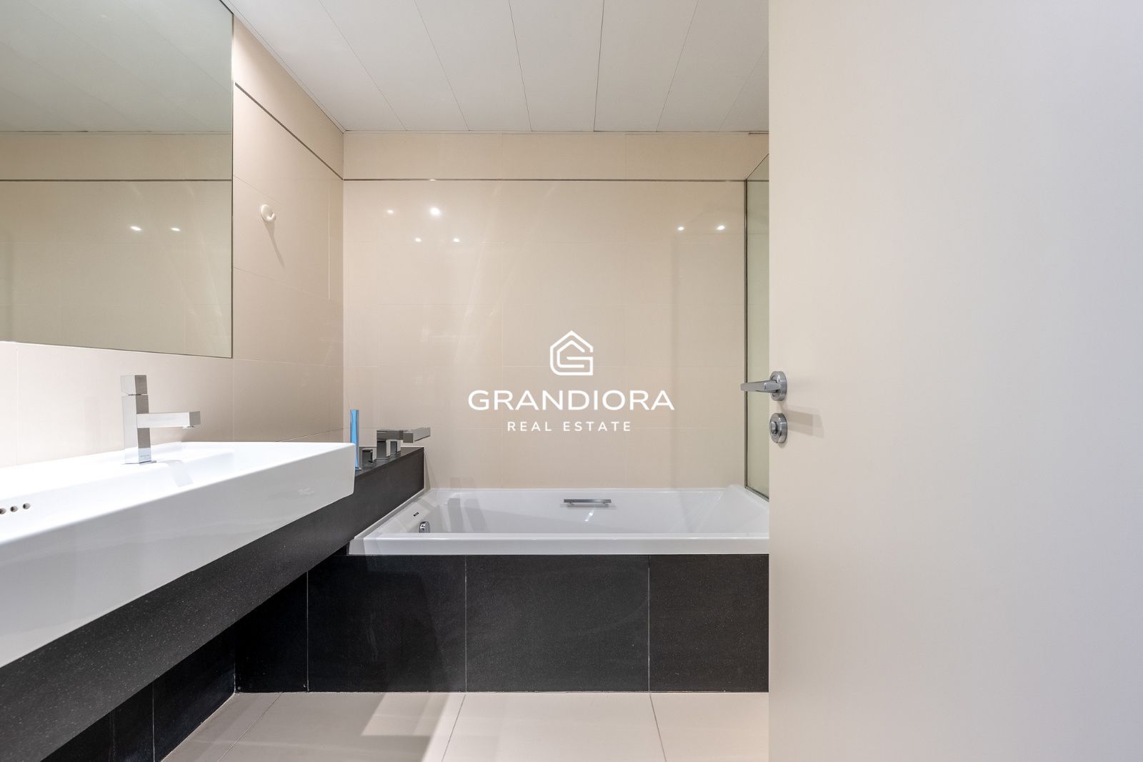 Ático dúplex exclusivo en primera línea de mar en Barcelona con terraza, piscina privada y vistas panorámicas - Imagen 32