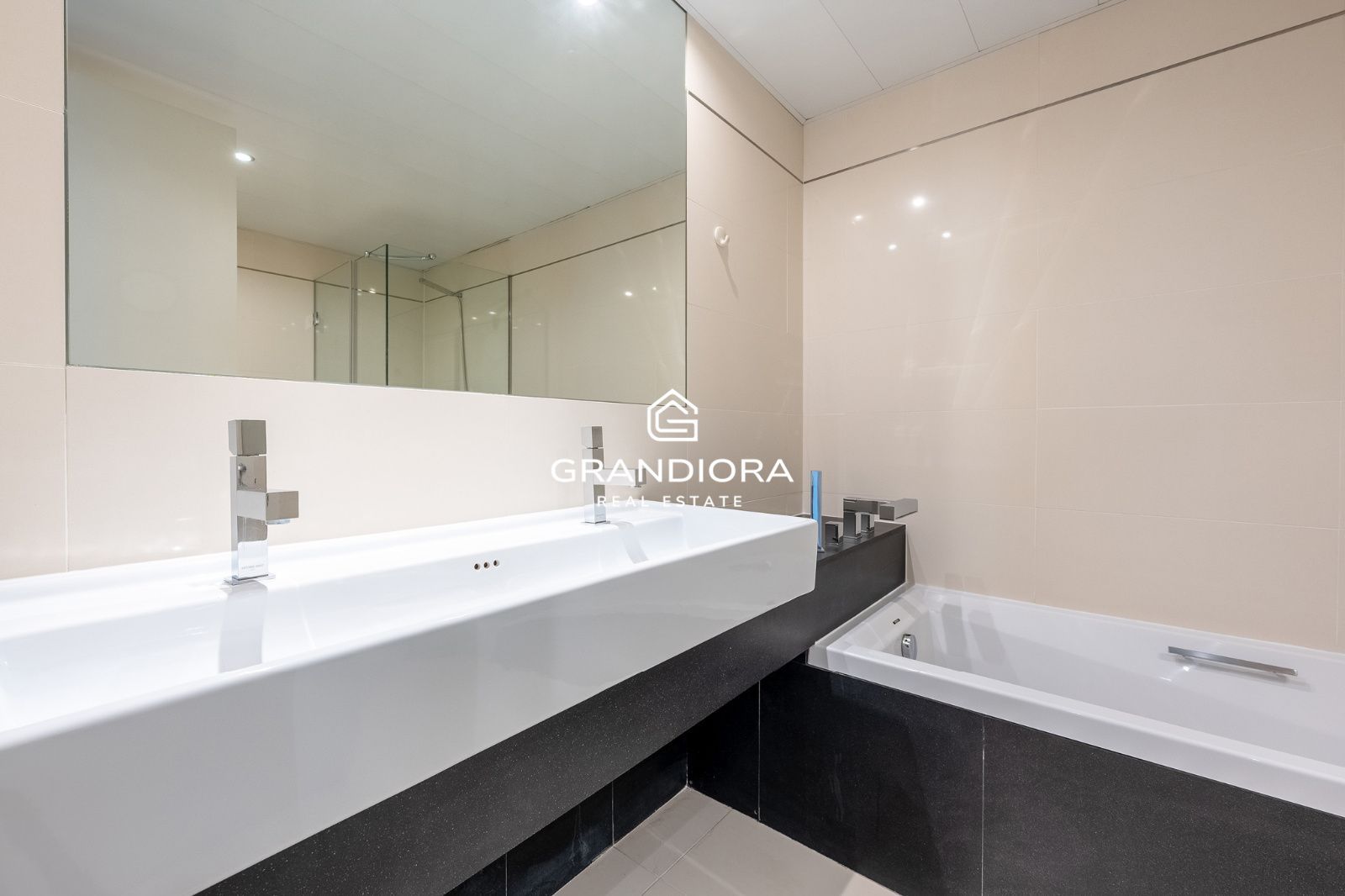 Ático dúplex exclusivo en primera línea de mar en Barcelona con terraza, piscina privada y vistas panorámicas - Imagen 33