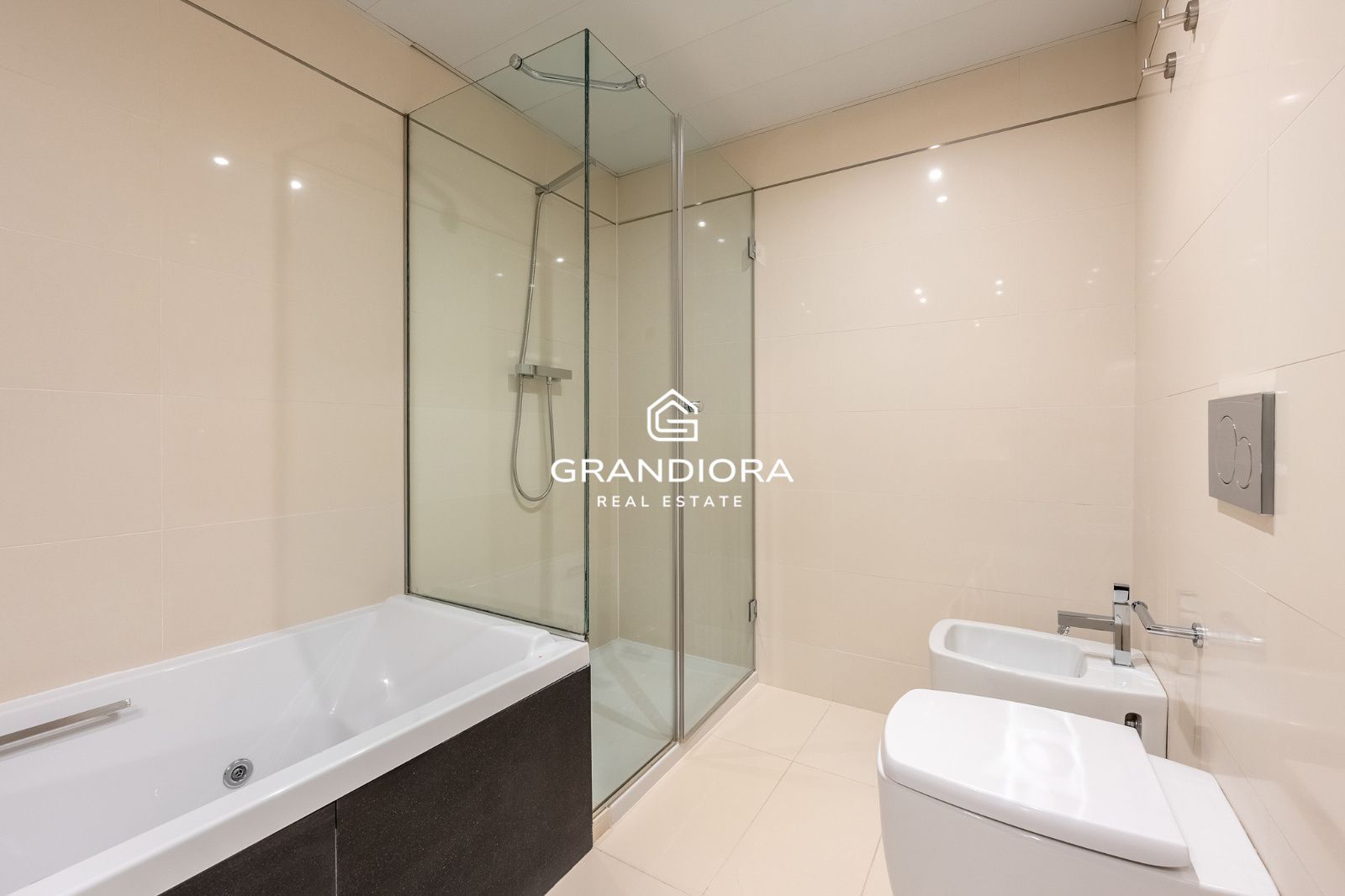 Ático dúplex exclusivo en primera línea de mar en Barcelona con terraza, piscina privada y vistas panorámicas - Imagen 34