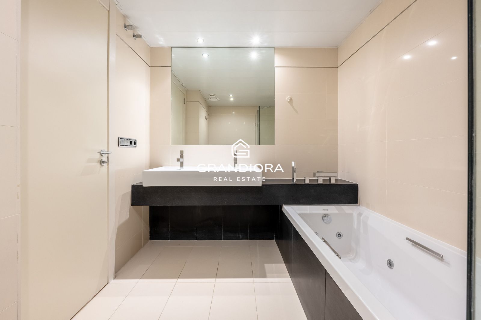 Ático dúplex exclusivo en primera línea de mar en Barcelona con terraza, piscina privada y vistas panorámicas - Imagen 35