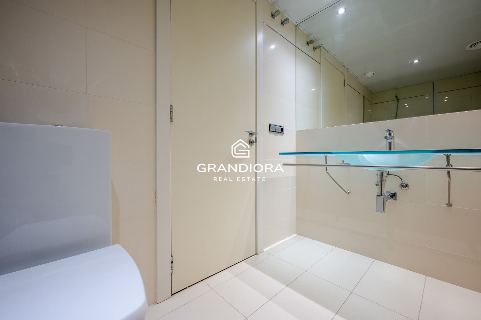 Ático dúplex exclusivo en primera línea de mar en Barcelona con terraza, piscina privada y vistas panorámicas - Imagen 36
