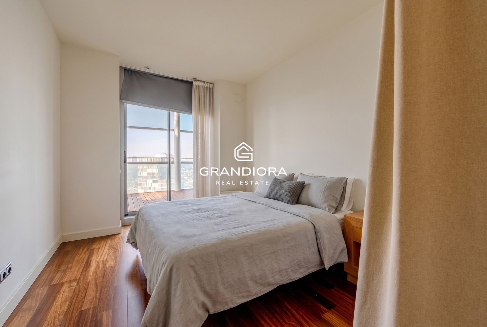 Ático dúplex exclusivo en primera línea de mar en Barcelona con terraza, piscina privada y vistas panorámicas - Imagen 37