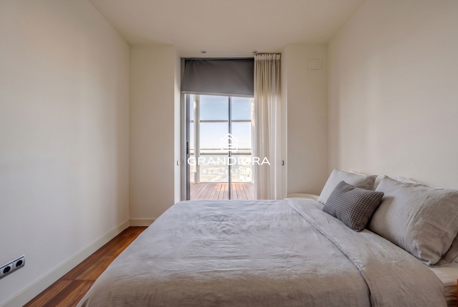 Ático dúplex exclusivo en primera línea de mar en Barcelona con terraza, piscina privada y vistas panorámicas - Imagen 38