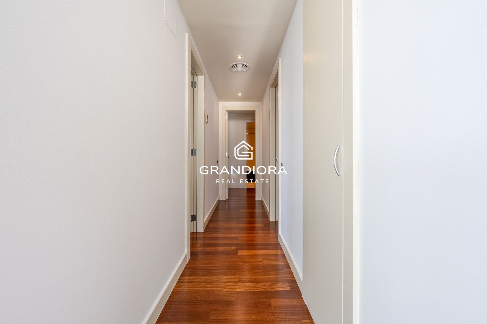 Ático dúplex exclusivo en primera línea de mar en Barcelona con terraza, piscina privada y vistas panorámicas - Imagen 39