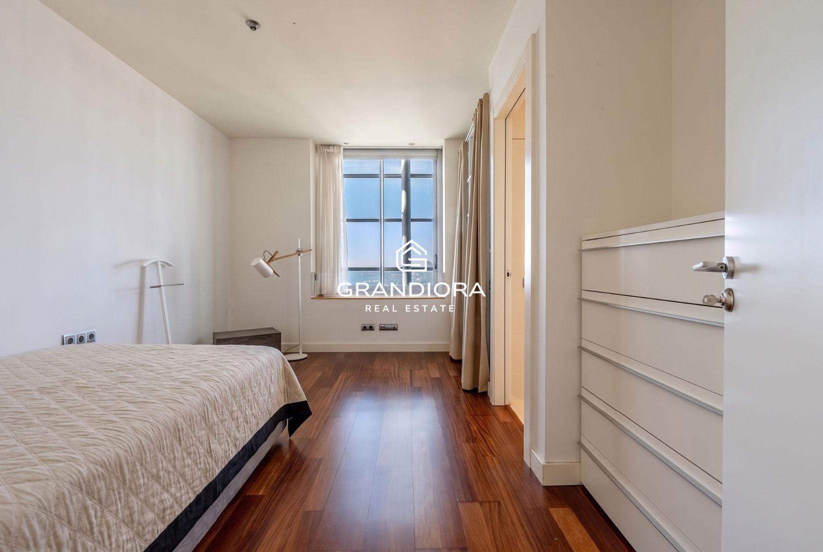 Ático dúplex exclusivo en primera línea de mar en Barcelona con terraza, piscina privada y vistas panorámicas - Imagen 40
